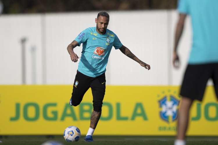 Atacante Neymar com a bola em treino da seleção brasileira no CT do Corinthians, em São Paulo