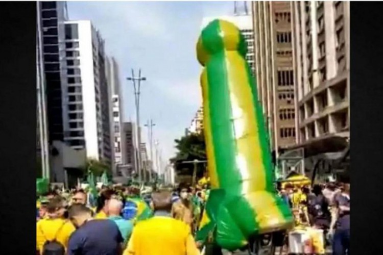 Pênis inflável verde e amarelo circulou pena Avenida Paulista no ato de 7 de setembro