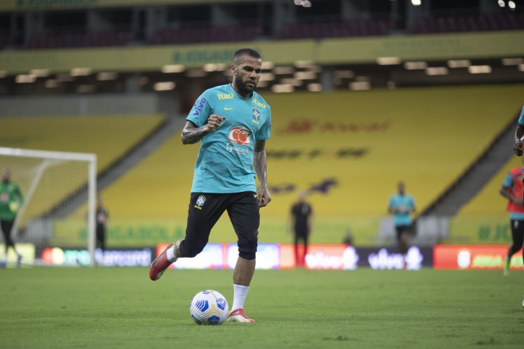 Lateral-direito Daniel Alves com a bola em treino da seleção brasileira na Arena Pernambuco