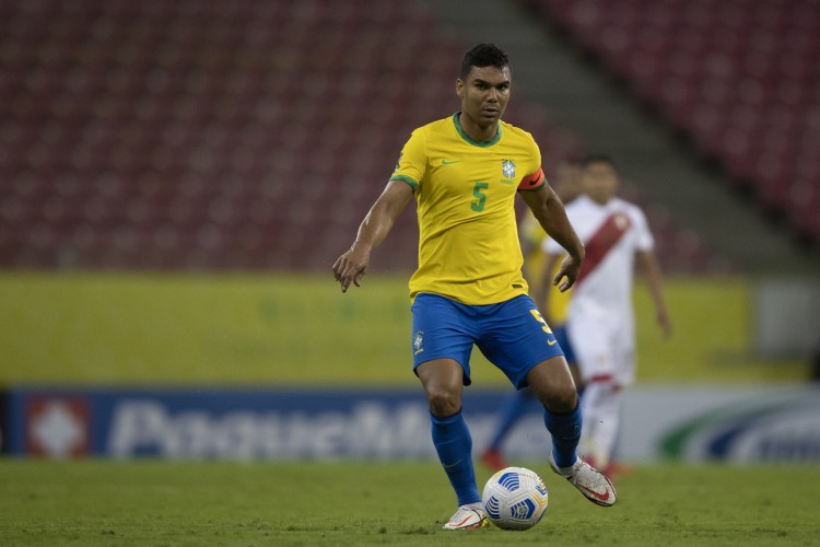 Volante Casemiro com a bola no jogo Brasil x Peru, na Arena Pernambuco, pelas Eliminatórias da Copa do Mundo