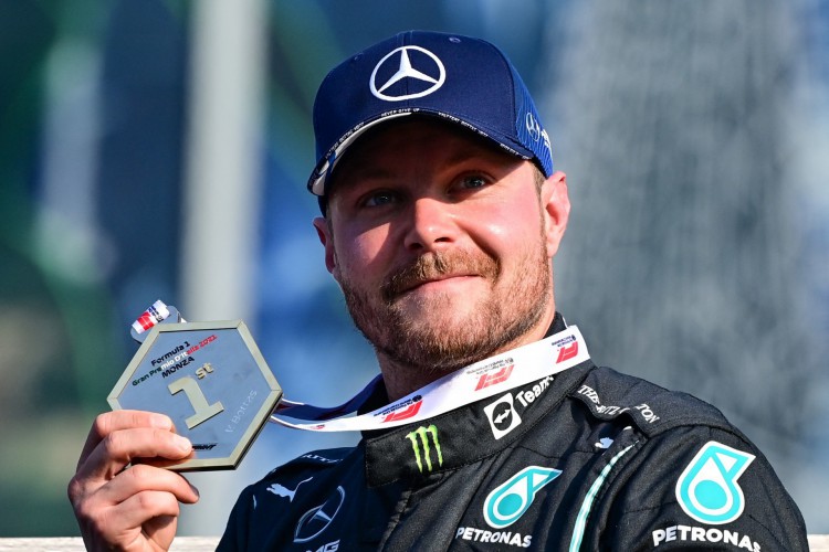 Piloto Valtteri Bottas, da Mercedes, comemora vitória em sprint race do GP da Itália de Fórmula 1