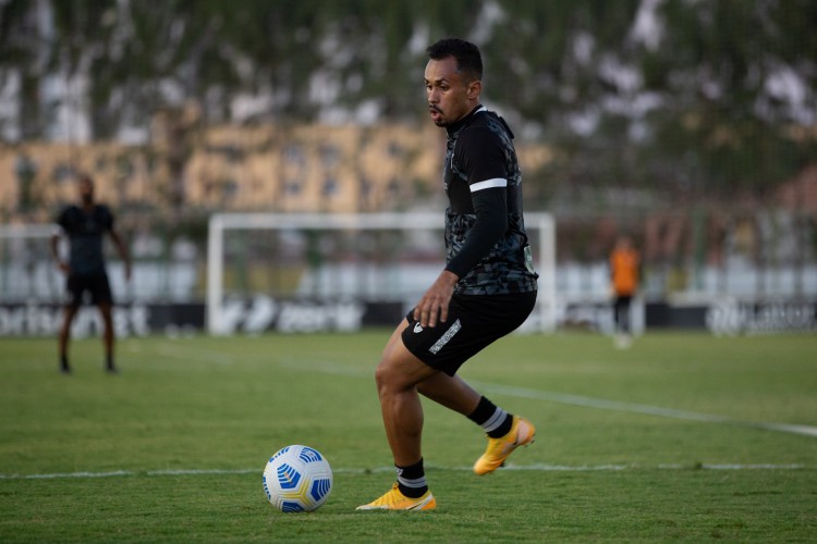 Meia-atacante Lima com a bola em treino do Ceará no estádio Carlos de Alencar Pinto, em Porangabuçu