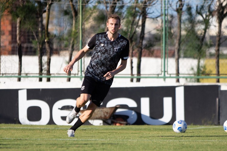 Zagueiro Klaus em treino do Ceará no estádio Carlos de Alencar Pinto, em Porangabuçu