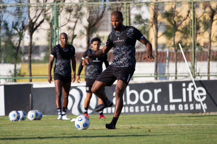 Zagueiro Messias com a bola em treino do Ceará no estádio Carlos de Alencar Pinto, em Porangabuçu