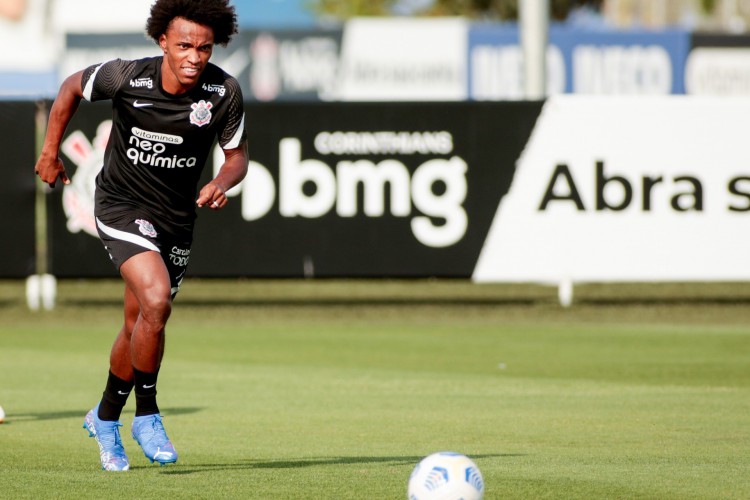 Meia-atacante Willian em treino do Corinthians no CT Joaquim Grava, em São Paulo