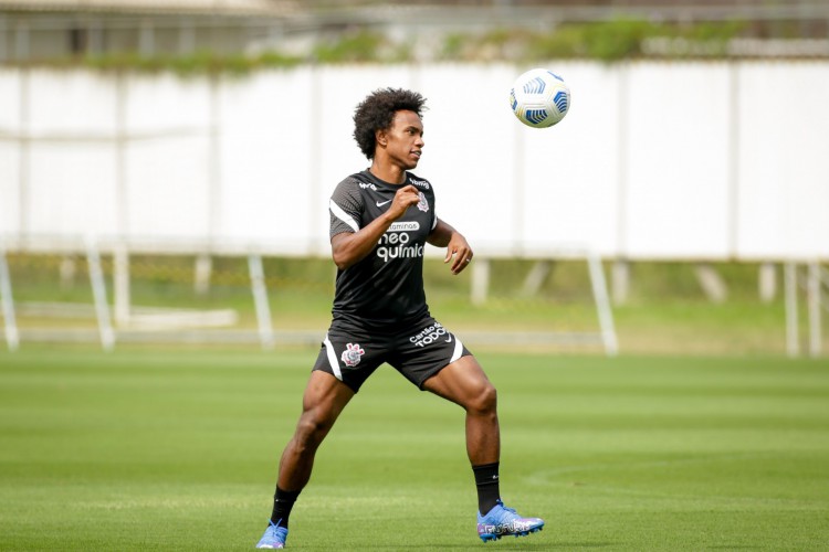 Meia-atacante Willian em treino do Corinthians no CT Joaquim Grava, em São Paulo