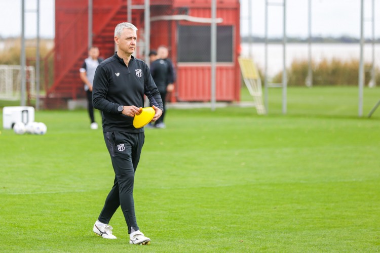 Técnico Tiago Nunes em treino do Ceará no CT do Internacional, em Porto Alegre