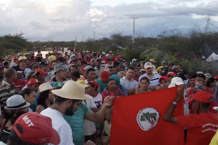 O acampamento do Movimento dos Trabalhadores Sem Terra (MST) Zé Maria do Tomé fica localizado no município de Limoeiro do Norte, a 202,5 quilômetros de Fortaleza