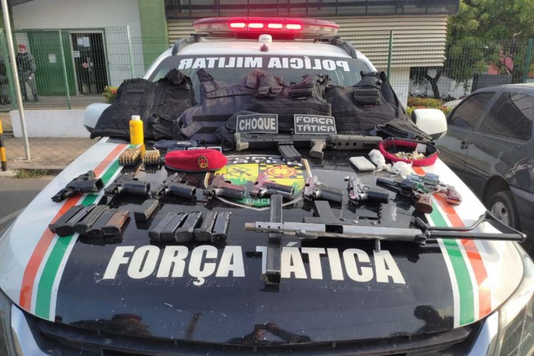 Polícia Militar apreendeu dez armas de fogo, sendo sete pistolas, dois revólveres, dois fuzis falsos, uma submetralhadora e quatro coletes balísticos