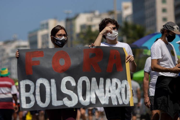 Manifestantes reunidos em Copacabana, no Rio de Janeiro, em ato contra o presidente Jair Bolsonaro