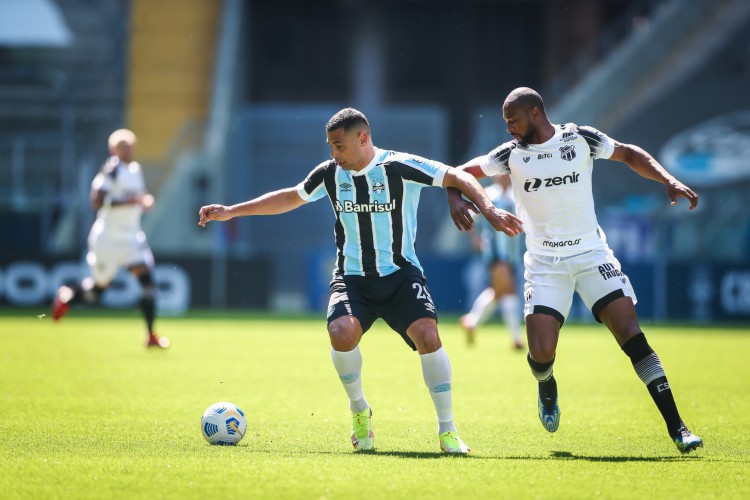 Zagueiro Luiz Otávio marca atacante Diego Souza no jogo Grêmio x Ceará, na Arena do Grêmio, pelo Campeonato Brasileiro Série A