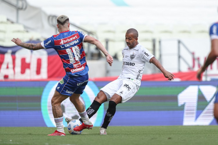 Lucas Crispim disputa bola com Mariano no jogo Fortaleza x Atlético-MG, na Arena Castelão, pelo Campeonato Brasileiro Série A