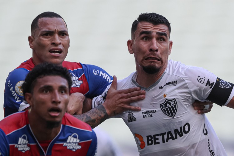 Titi e Junior Alonso em lance no jogo Fortaleza x Atlético-MG, na Arena Castelão, pelo Campeonato Brasileiro Série A