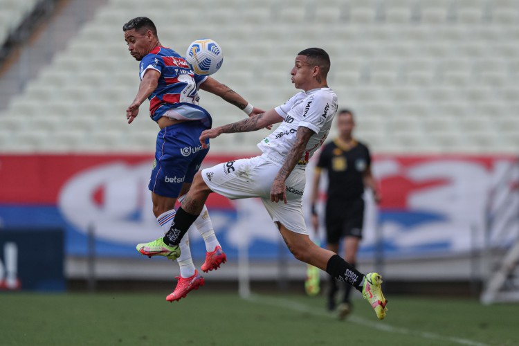 Yago Pikachu e Guilherme Arana disputam bola no jogo Fortaleza x Atlético-MG, na Arena Castelão, pelo Campeonato Brasileiro Série A