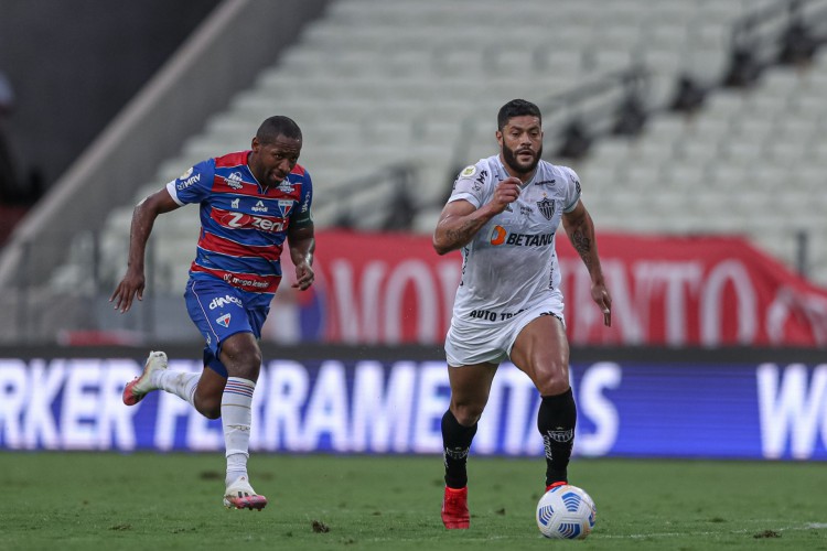 Lateral-direito Tinga marca atacante Hulk no jogo Fortaleza x Atlético-MG, na Arena Castelão, pelo Campeonato Brasileiro Série A