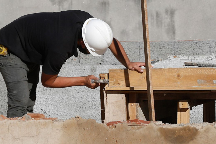 Rio de Janeiro - Trabalhadores da construção civil, operários reformam telhado de imóvel em obras no Centro do Rio. (Fernando Frazão/Agência Brasil)