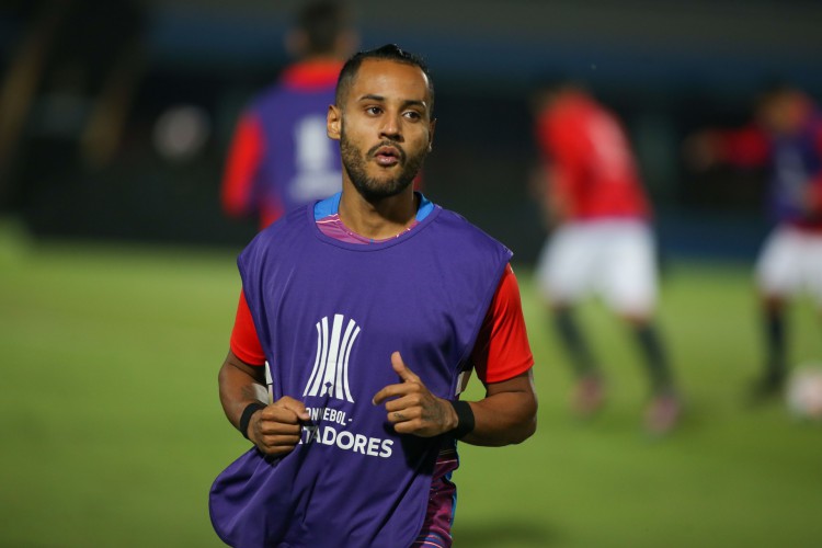 Atacante Mateus Gonçalves no aquecimento antes do jogo Cerro Porteño x América de Cali, pela Copa Libertadores 2021