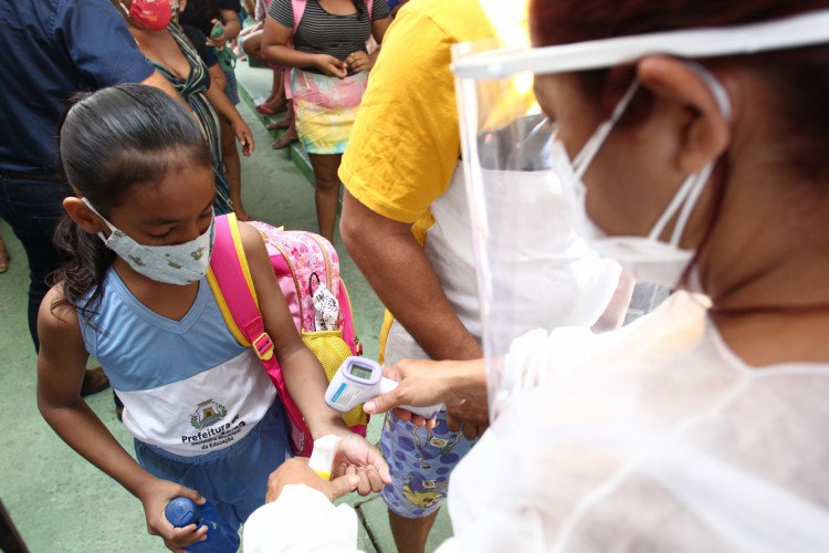 Retorno às aulas presenciais na Escola Municipal João Saraiva Leão, no bairro Lagoa Redonda, nesta segunda-feira, 13