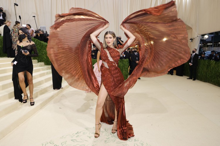 Valentina Sampaio marca presença no Met Gala 2021