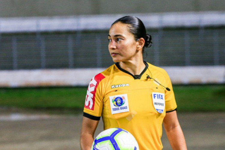 Edina Alves apita o jogo entre Internacional e Fortaleza, no Beira-Rio 