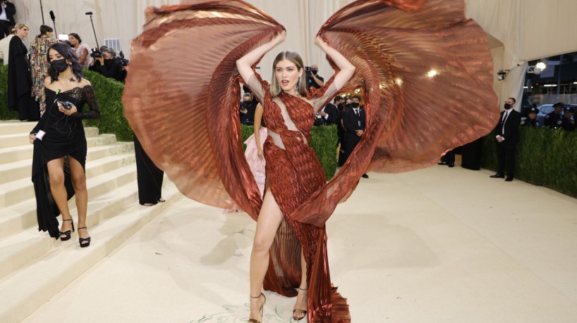 Modelo cearense Valentina Sampaio participa do Met Gala 2021