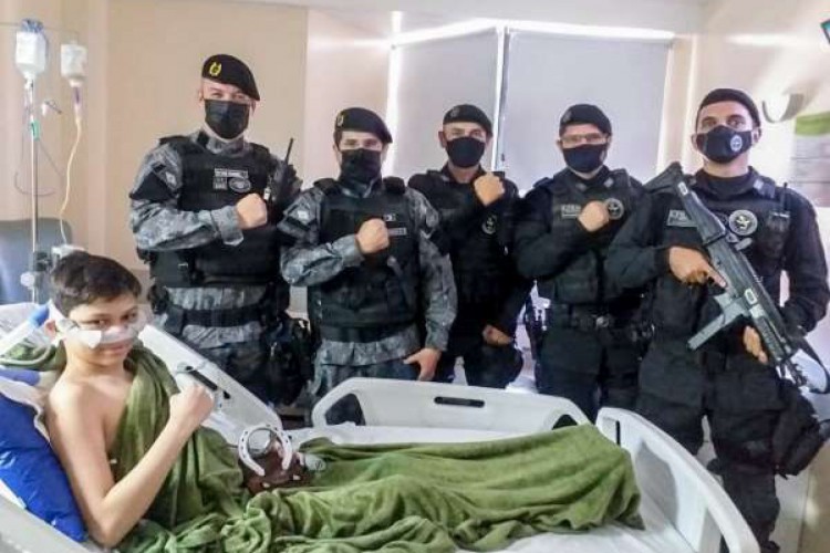 Policiais Militares visitam adolescente que está em tratamento contra Fibrose Cística (FC).