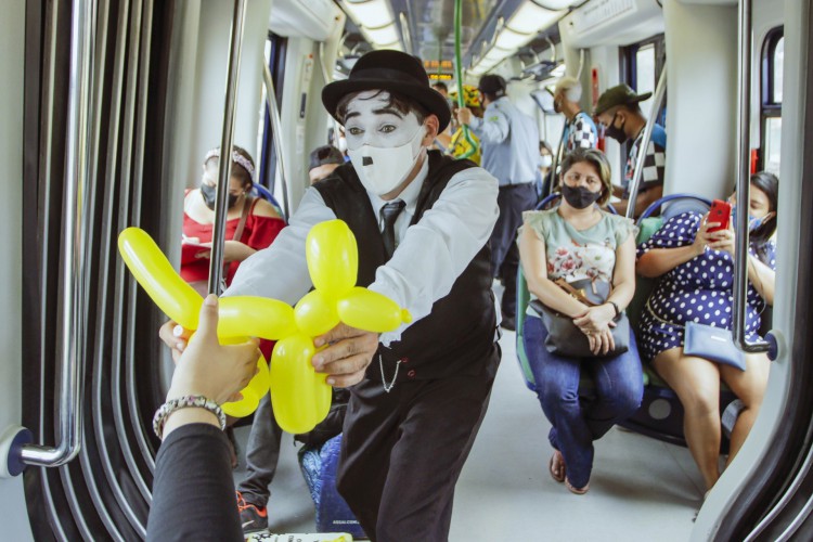 Apolinário Alves, vestido de Charles Chaplin, trouxe o riso para passageiros do metrô de Fortaleza com mímicas e animais feitos com bexigas