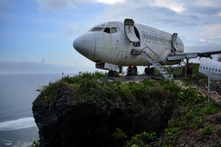 Avião foi instalado em penhasco na ilha paradisíaca de Bali, tradicional destino turístico da Indonésia. A ideia é atrair mais turistas