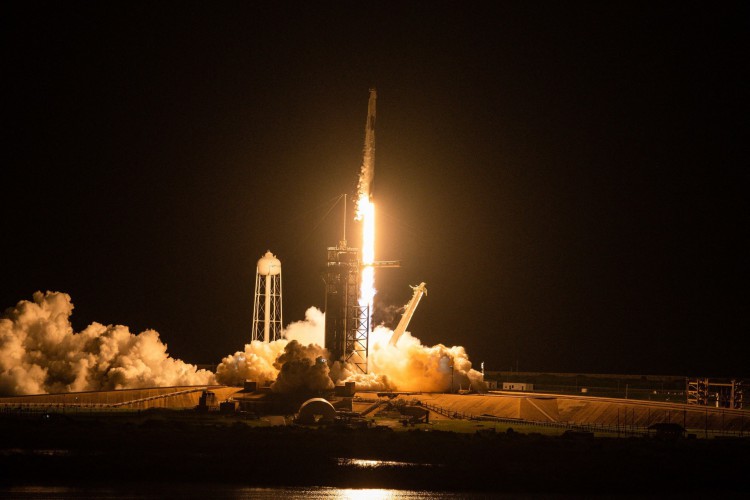 O foguete SpaceX Falcon 9 transportando a tripulação do Inspiration4 é lançado do Pad 39A no Kennedy Space Center da NASA em Cabo Canaveral, Flórida, em 15 de setembro de 2021