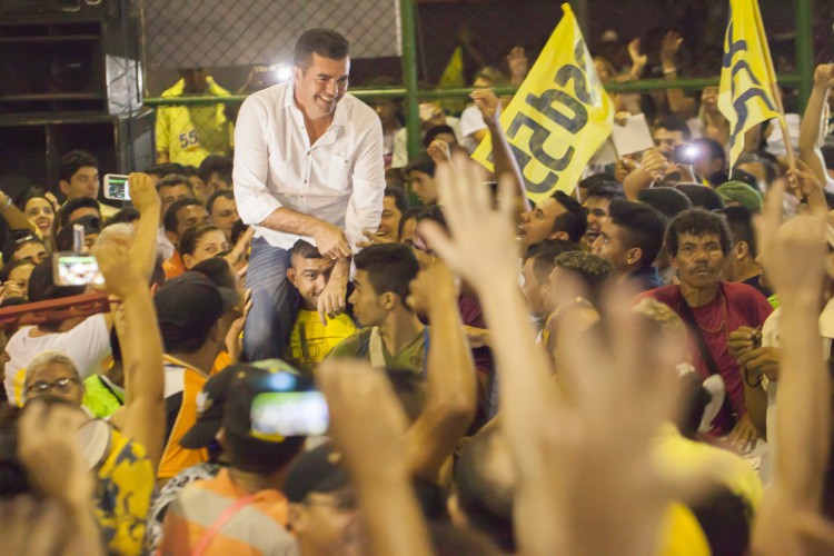 TRE-CE multa candidatos de Varjota e Marco por aglomeração nas eleições municipais. Na imagem, o candidato a prefeito de Marco, Roger Aguiar