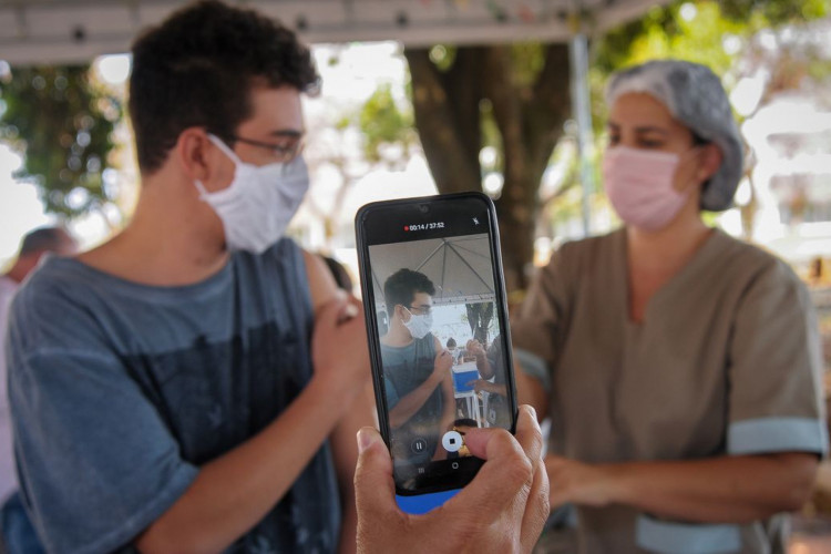 Anvisa não recomenda mudar orientação sobre vacinação de adolescentes