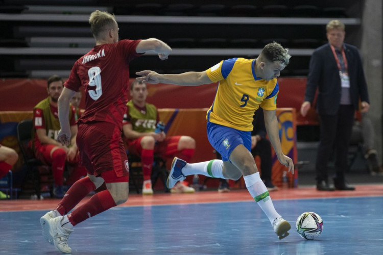 Brasil decide no 2º tempo e vence tchecos na Copa do Mundo de futsal