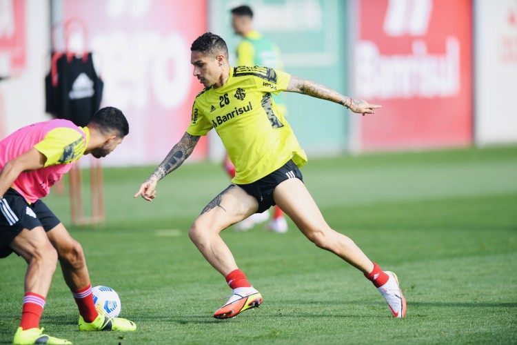 Atacante Paolo Guerrero em treino do Internacional no CT Parque Gigante, em Porto Alegre