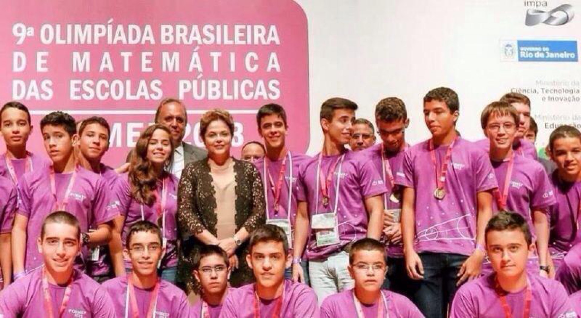 Luiza Rolim durante premiação na 8ª Olimpíada Brasileira de Matemática das Escolas Públicas (OBMEP), ao lado de colegas medalhistas e da ex-presidente Dilma Rousseff
 (Foto: fotos Divulgação/Inesp)