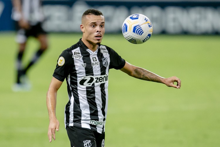 Kelvyn mostrou qualidades ofensivas e defensivas contra o Santos