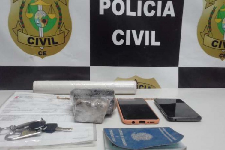 Material apreendido com suspeito de emitir ordens a componentes de grupo criminoso em Caucaia