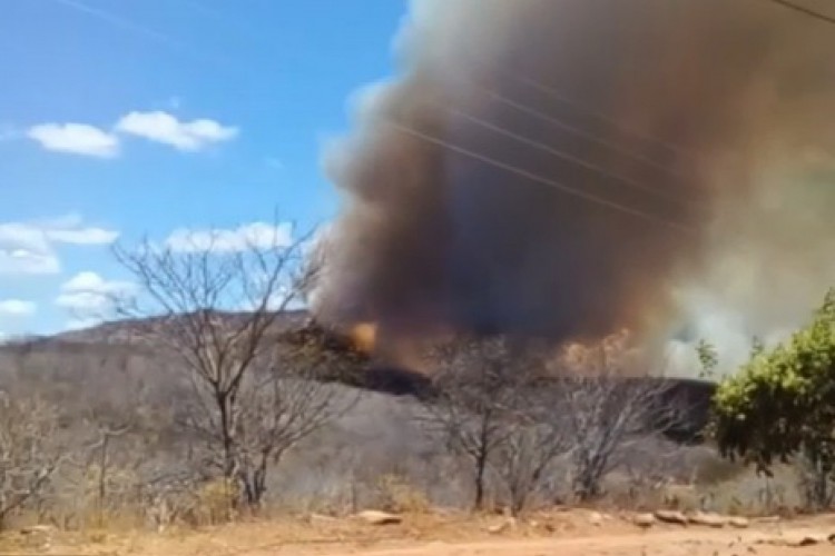 Durante à tarde, incêndio era considerado de médias proporções