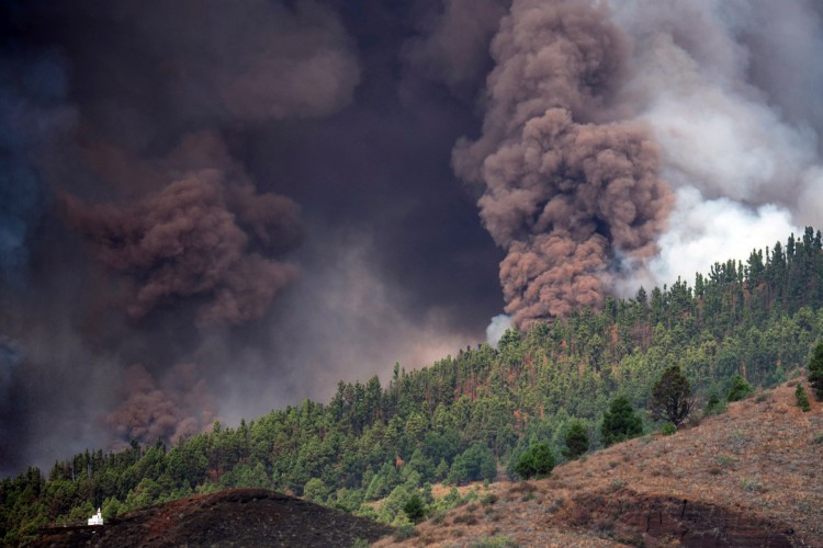 Vulcão Cumbre Vieja entrou em erupção nas Ilhas Canárias espanholas hoje expelindo lava, cinzas e uma enorme coluna de fumaça