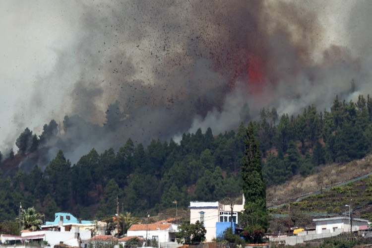 O Monte Cumbre Vieja entra em erupção expelindo uma coluna de fumaça, cinzas e lava, vista de Los Llanos de Aridane, na ilha canária de La Palma, em 19 de setembro de 2021. (Foto de DESIREE MARTIN / AFP)