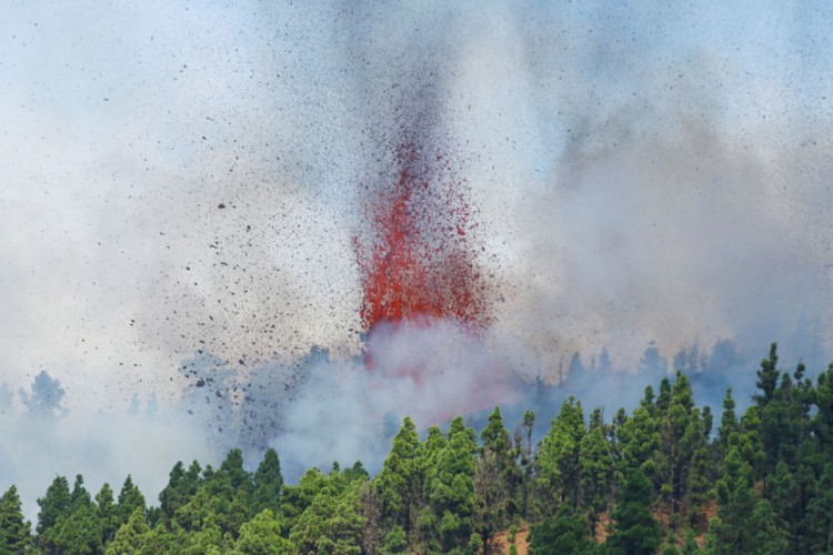 O Monte Cumbre Vieja entra em erupção expelindo uma coluna de fumaça, cinzas e lava, vista de Los Llanos de Aridane, na ilha canária de La Palma, em 19 de setembro de 2021. (Foto de Borja Suares / Agencia Brasil)