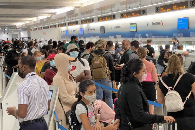 Neste arquivo de fotos, os viajantes fazem fila no Aeroporto Internacional de Miami (MIA) em 2 de agosto de 2021