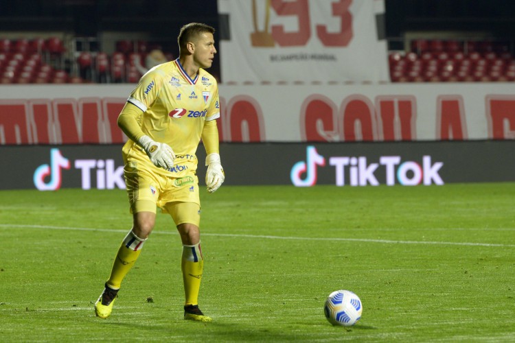 Goleiro Marcelo Boeck com a bola no jogo São Paulo x Fortaleza, no Morumbi, pela Copa do Brasil 2021