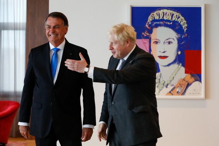 Bolsonaro se reúne com Boris Johnson; premiê britânico recomenda vacina AstraZeneca