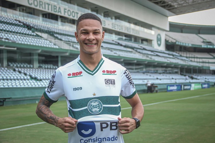 O Ceará tem interesse no lateral direito Igor, que pertence ao Juventude e está emprestado ao Coritiba.