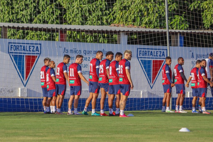 Jogadores participam de dinâmica durante aquecimento em treino do Fortaleza no Centro de Excelência Alcides Santos, no Pici