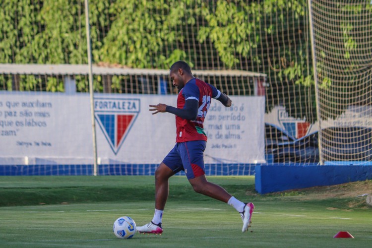 Lateral-direito Tinga com a bola em treino do Fortaleza no Centro de Excelência Alcides Santos, no Pici