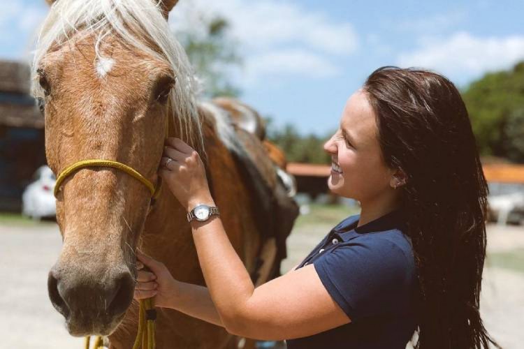 Larissa Manoela compartilhou sobre seu trauma com cavalos nas redes sociais