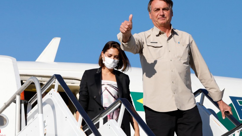 Ex-presidente da República Jair Bolsonaro acompanhado de Michelle Bolsonaro