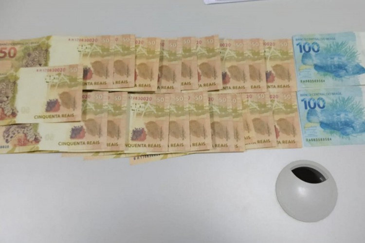 Mais de R$ 13 mil reais em cédulas falsas de R$20, 50 e 100, foram apreendidos 