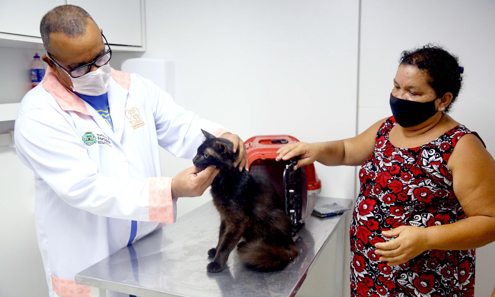 Atuam no Vetmóvel médicos veterinários, clínicos gerais, cirurgiões e anestesista 

 (Foto: Divulgação/Prefeitura de Fortaleza)